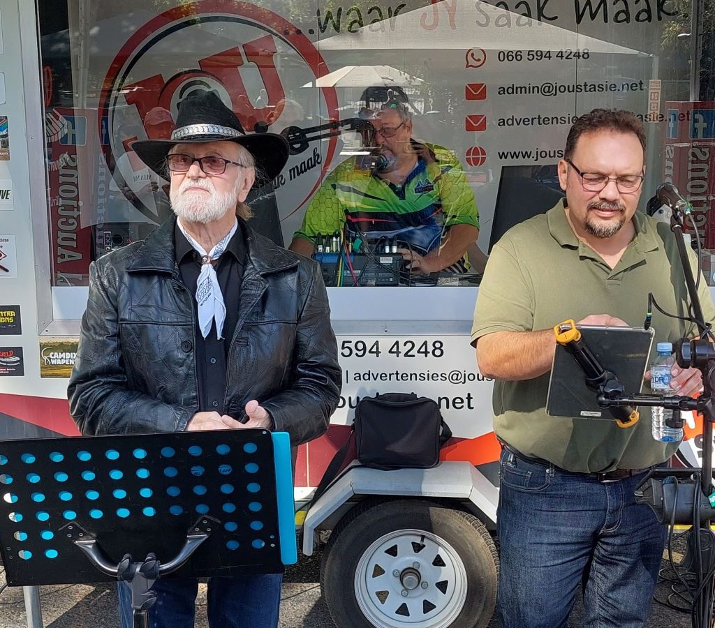 The legendary Tommy Dell and Vos Reyneke making music at Our charity event at Huis Uitsig with Jou Stasie studio in the background.