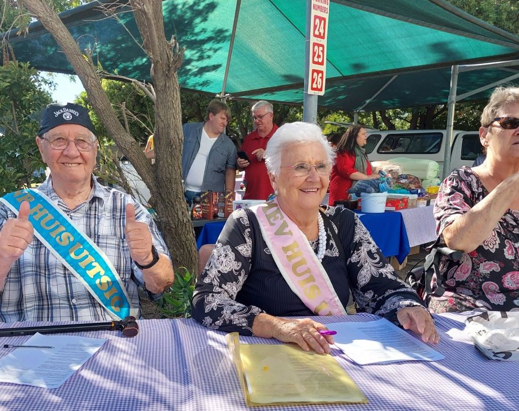 The crowned Mr. and Mrs. Huis Uitsig winners posing at the Wild Buggers Beach Buggy Club charity event with members and supporters.