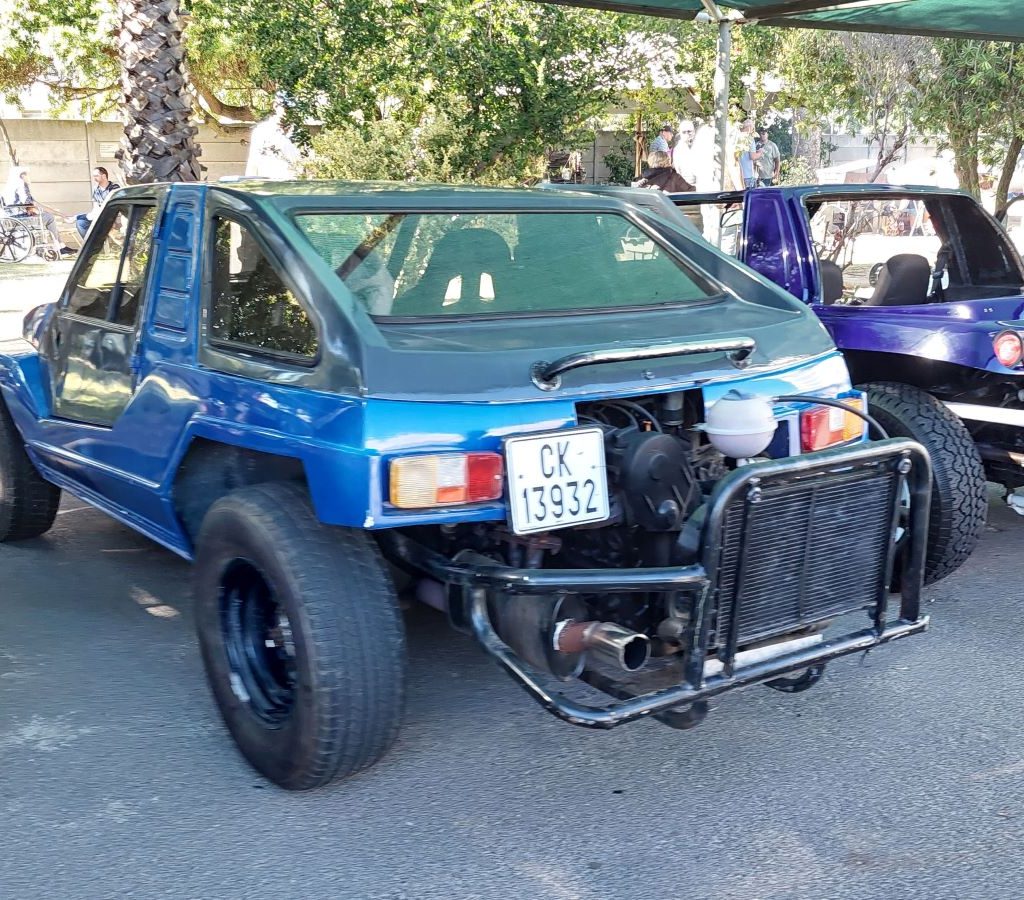 Rhoodie’s blue Kango Beach Buggy with a classic VW air-cooled engine parked at the Huis Uitsig event.