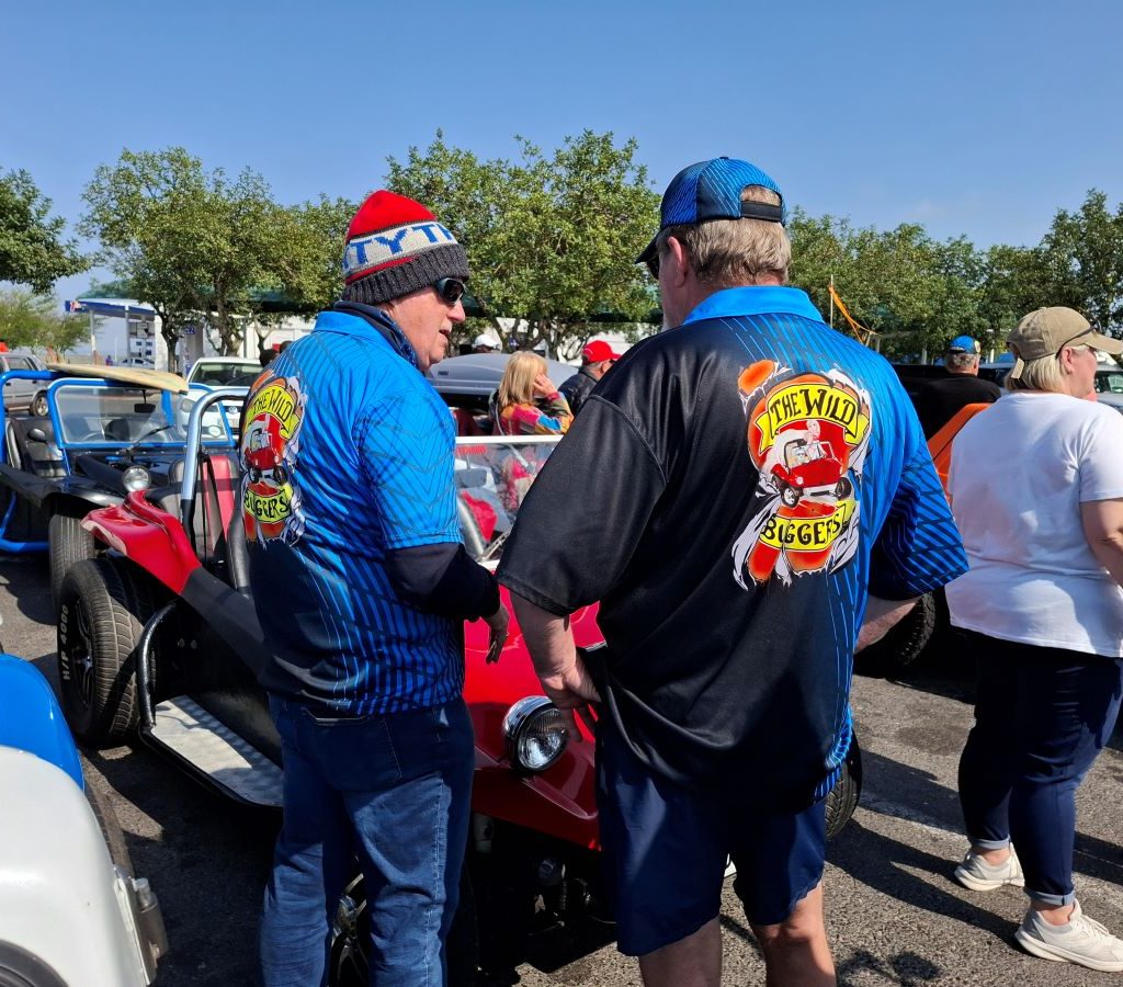 Theo and Chris from the Wild Buggers Beach Buggy Club chatting during the Winelands Breakfast Run.