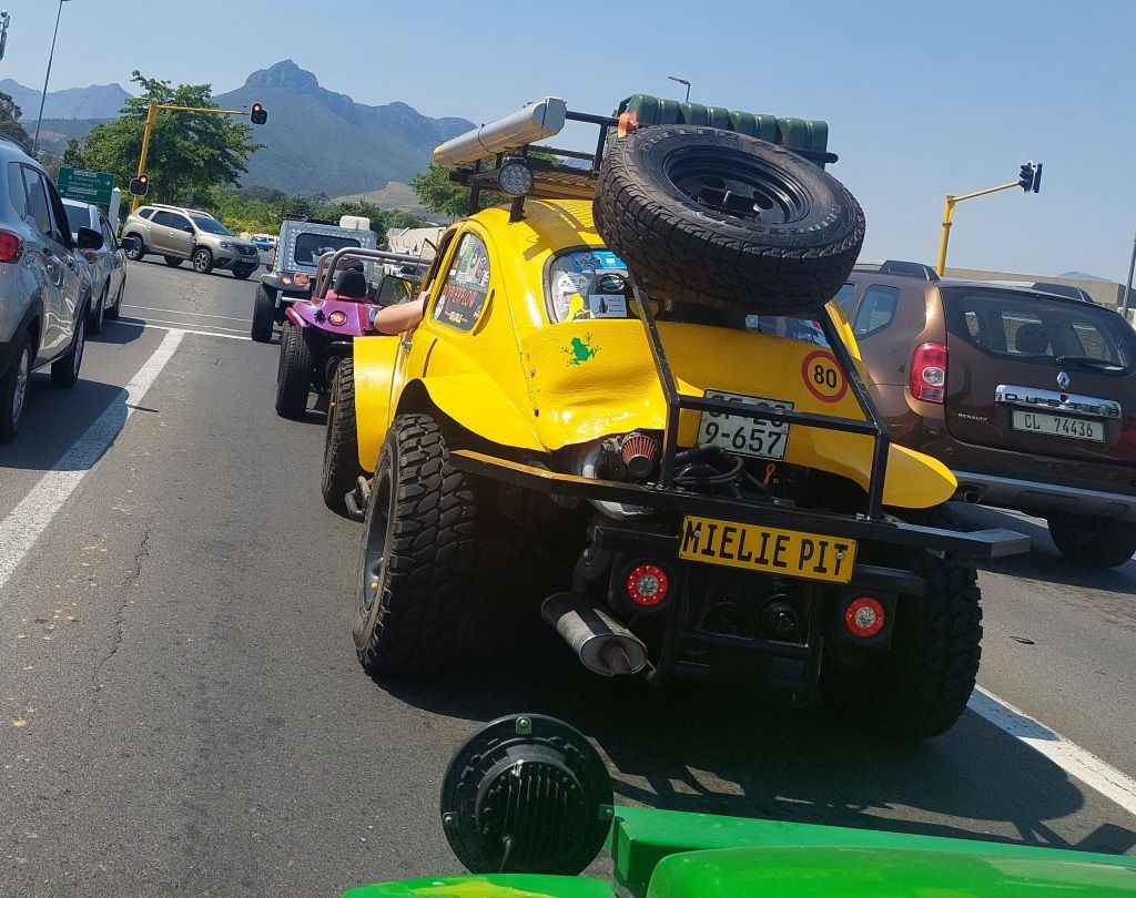 Mielie Pit, the yellow Baja Bug, waiting at the robot during the Wild Buggers Winelands Breakfast Run.