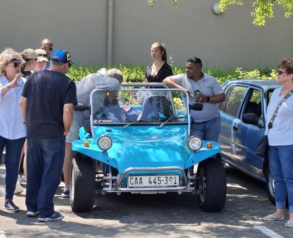 Wild Buggers members gathered around Merinda’s buggy to discuss the loose steering wheel during the Winelands Breakfast Run.