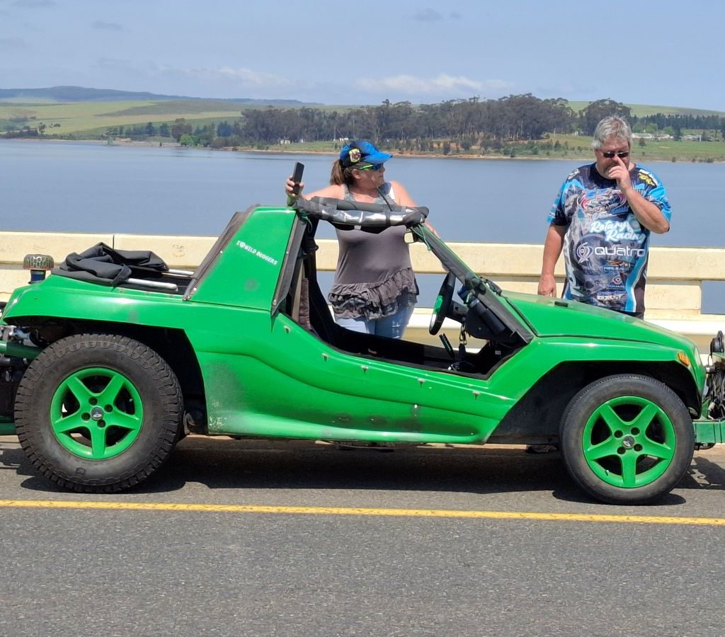 Mickey and Gary chatting with Shrek, Anton's beach buggy, in the foreground and the dam in the background during the Wild Buggers Winelands Breakfast Run.