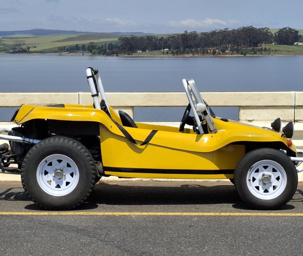 Wiehann Geldenhuys’s yellow Beamish beach buggy parked with the dam in the background during the Wild Buggers Winelands Breakfast Run.