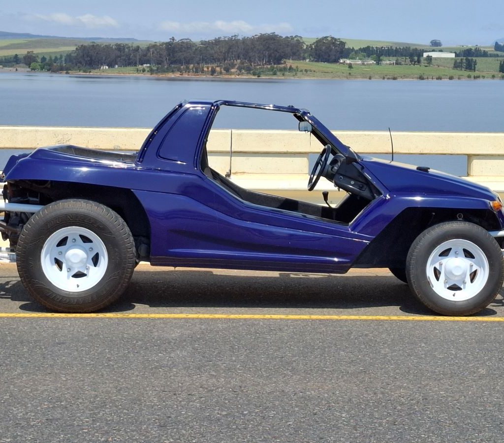 Erica Navarra’s purple Kango beach buggy, Ice Ice Baby, parked with the dam in the background during the Wild Buggers Winelands Breakfast Run.