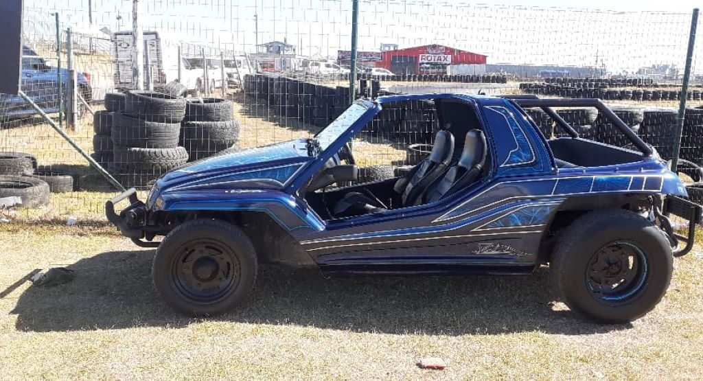 Lerene Sadie's blue Kango beach buggy, the first to arrive at the Wild Buggers Beach Buggy Club's Killarney International Raceway charity run.